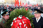 Участники церемонии возложения цветов к могиле Иосифа Сталина у Кремлевской стены в честь 140-летия со дня его рождения, 21 декабря 2019 года