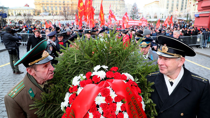 Участники церемонии возложения цветов к могиле Иосифа Сталина у Кремлевской стены в честь 140-летия со дня его рождения, 21 декабря 2019 года