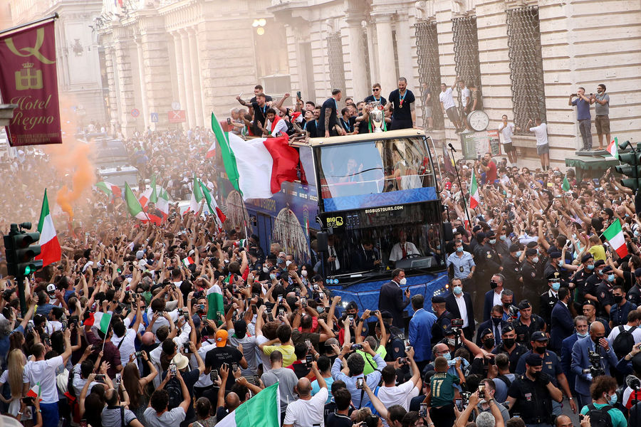 Сборная Италии, победители чемпионата Европы по&nbsp;футболу, во время чемпионского парада в&nbsp;Риме, 12 июля 2021 года