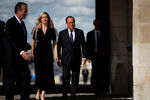 Бывший президент Франции Франсуа Олланд и актриса Жюли Гайе на церемонии прощания с актером Жан-Полем Бельмондо у исторического Дома Инвалидов в Париже, Франция, 9 сентября 2021 года