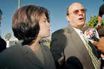 Моника Левински с отцом доктором Бернардом Левински у здания федерального суда в Лос-Анджелесе, 1998 год