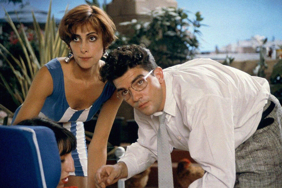 <b>&laquo;Женщины на&nbsp;грани нервного срыва» (1988)</b>
<br><br>
Центральная роль в&nbsp;этой сумасшедшей черной комедии Педро Альмодовара, в&nbsp;которой никогда не знаешь, что случится в&nbsp;следующую минуту, отведена женщинам. Пепу бросает ее любовник Иван, пока она продумывает план его возвращения, к&nbsp;ней приходит ее подруга Кандела, у&nbsp;которой тоже трагедия. Потом туда же являются Карлос (его сыграл Антонио Бандерас) и его невеста Мариса &mdash; они ищут квартиру и по&nbsp;ошибке забредают к&nbsp;Пепе. Случайно оказывается, что Карлос &mdash; сын Ивана, но где отец &mdash; ему неведомо. И это только начало безумной драмы, которая сопровождается криками, швырянием предметов и прочими яркими эскападами.
