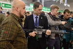 Посетители осматривают образцы стрелкового вооружения на Международной выставке «Оружие и безопасность 2016» в Киеве