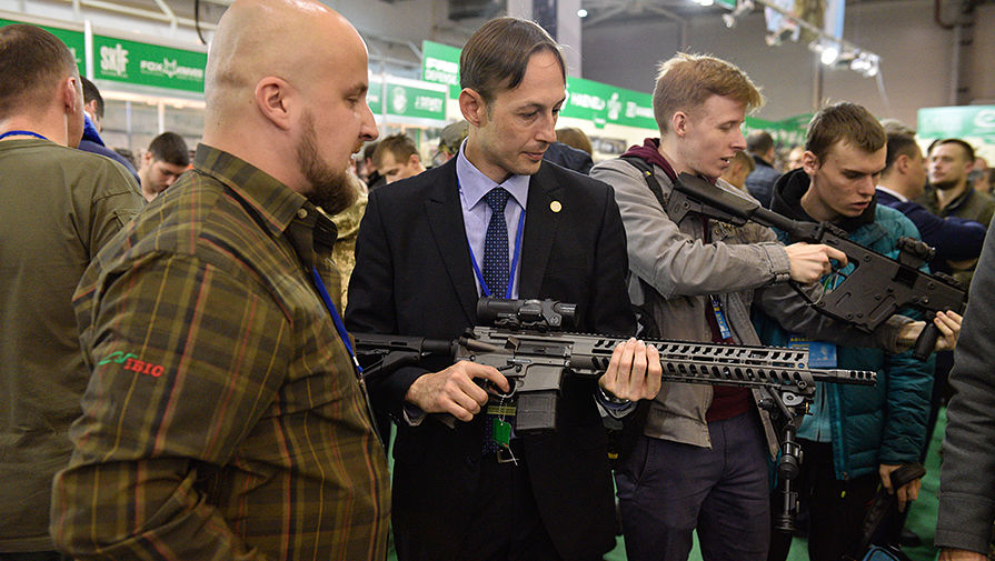 Посетители осматривают образцы стрелкового вооружения на&nbsp;Международной выставке &laquo;Оружие и безопасность 2016&raquo; в&nbsp;Киеве