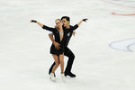 Кейтлин Уивер и Эндрю Поже (Канада) выступают в короткой программе танцев на льду 