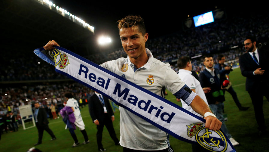 Нападающий мадридского «Реала» Криштиану Роналду празднует чемпионство после победы в матче с «Малагой» в заключительном туре чемпионата Испании