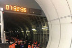 Работа специалистов на месте затопления в тоннеле между станциями «Окружная» и «Верхние Лихоборы» на «салатовой» ветке московского метро, 15 января 2018 года