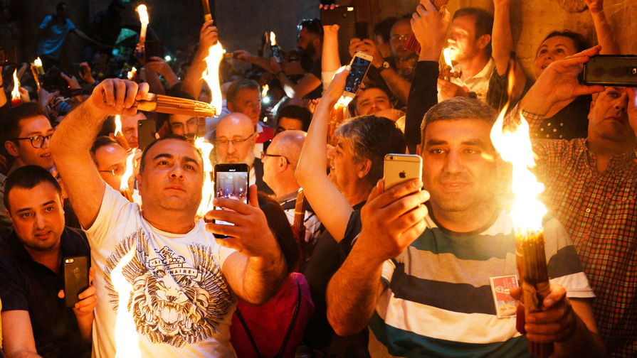 Верующие празднуют схождение Благодатного огня накануне православной Пасхи в&nbsp;храме Гроба Господня в&nbsp;Иерусалиме, 27 апреля 2019 года