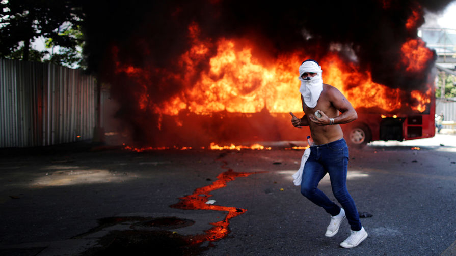 Во время столкновений между&nbsp;венесуэльскими силовиками и протестующими около&nbsp;авиабазы в&nbsp;Каракасе, 30 апреля 2019 года