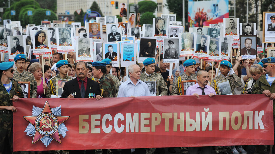 Участники акции «Бессмертный полк» в Алма-Ате в Казахстане, 2015 год