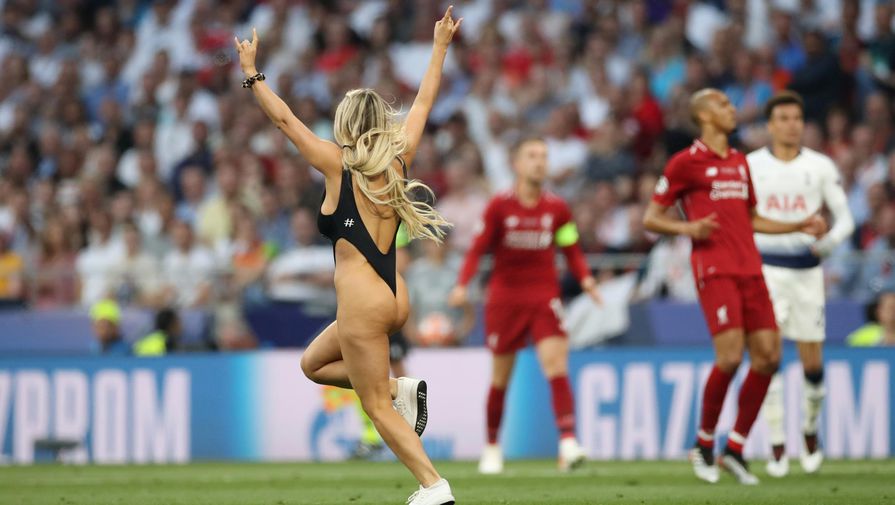 Болельщица выбежала на&nbsp;поле во время финального матча Лиги чемпионов Ливерпуль — Тоттенхэм, 1 июня 2019 года 