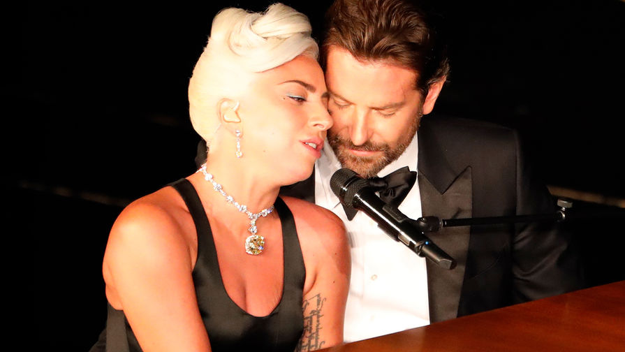 Леди Гага и Брэдли Купер во время церемонии вручения кинопремии «Оскар» в Лос-Анджелесе, февраль 2019 года