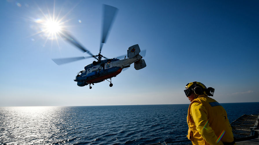 Украинский вертолет Ка-27 во время взлета с корабля USS Mount Whitney во время совместных учений НАТО и Украины в Черном море, 2018 год