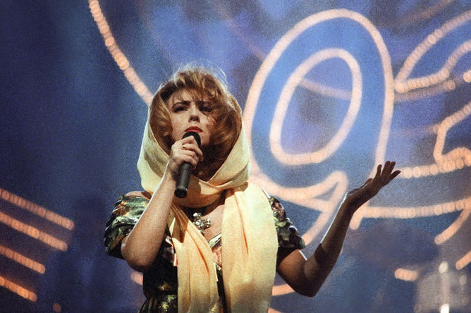 Алена Апина во время выступления в Москве, 1993 год