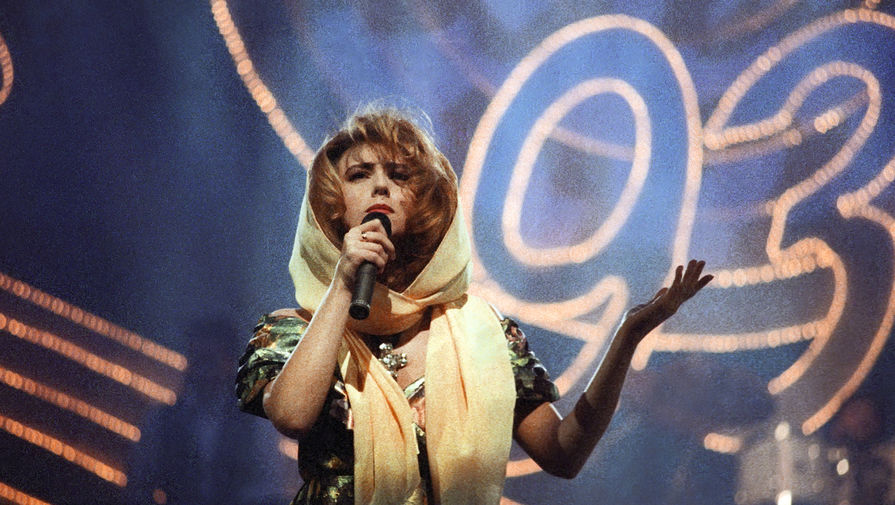 Алена Апина во время выступления в&nbsp;Москве, 1993 год