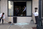 Разбитая витрина одного из магазинов в Атланте, штат Джорджия