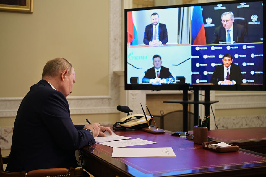 Президент РФ Владимир Путин проводит в режиме видеоконференции совещание о прохождении осенне-зимнего отопительного сезона, 29 декабря 2021 года
