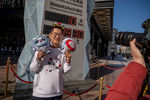 Журналист фотографируется с маскотами Олимпийских игр на одной из улиц Пекина, январь 2022 года