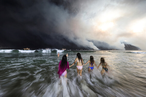 Бразилия. Люди купаются на&nbsp;пляже Копакабана в&nbsp;Рио-де-Жанейро