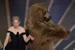Победителя категории «Лучшие визуальные эффекты» объявляла Элизабет Бенкс, режиссер и продюсер фильма «Кокаиновый медведь». Вместе с ней на сцену вышел и сам «медведь»: «Без визуальных эффектов наш медведь в фильме «Кокаиновый медведь» выглядит так».