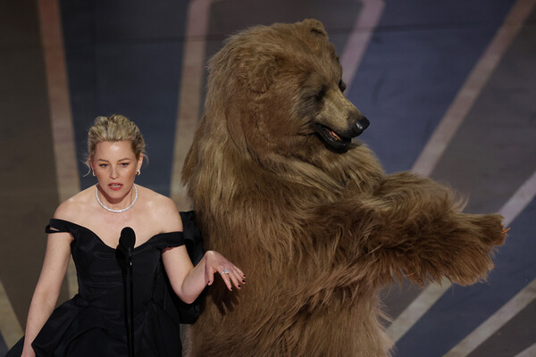 Победителя категории &laquo;Лучшие визуальные эффекты» объявляла Элизабет Бенкс, режиссер и продюсер фильма &laquo;Кокаиновый медведь&raquo;. Вместе с&nbsp;ней на&nbsp;сцену вышел и сам &laquo;медведь&raquo;: «Без визуальных эффектов наш медведь в&nbsp;фильме «Кокаиновый медведь» выглядит так».