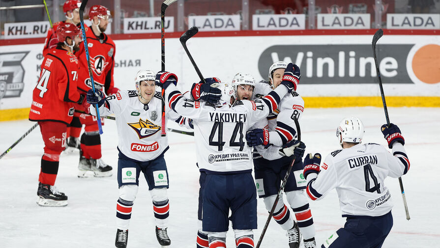 "Металлург" обыграл "Автомобилист" и вышел во второй раунд плей-офф КХЛ