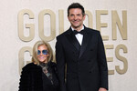 Брэдли Купер со своей матерью Глорией Кампано на церемонии вручения премии «Золотой глобус», 8 января 2023 года
