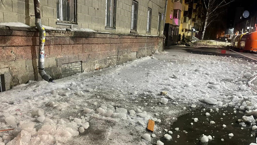 В российском городе на женщину рухнула глыба льда, ее госпитализировали