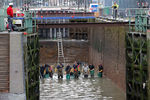 Рабочие во время очистки канала Сен-Мартен в Париже
