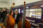 Музыкант оркестра перед началом ночного оперного концерта на станции метро «Кропоткинская» 