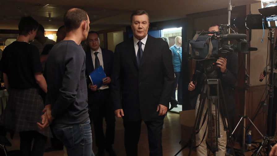 Бывший президент Украины Виктор Янукович во время заявления об отказе от участия в проходящем в Киеве судебном процессе по обвинению его в государственной измене, 5 июля 2017 года