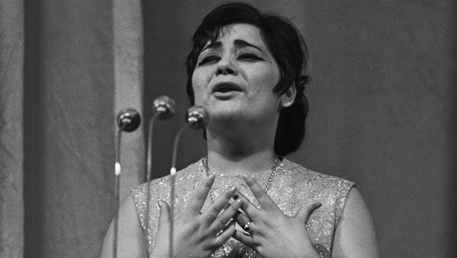 Певица Тамара Миансарова во время выступления, 1970 год