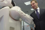 Дмитрий Медведев с роботом во время осмотра выставки в Москве, 2008 год