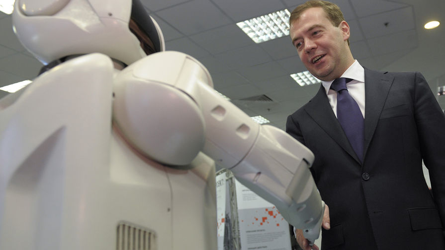Дмитрий Медведев с&nbsp;роботом во время осмотра выставки в&nbsp;Москве, 2008&nbsp;год