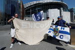 Болельщики «Тоттенхэм Хотспур» протестуют возле стадиона «Тоттенхэм Хотспур» в Лондоне, 19 апреля 2021 года 