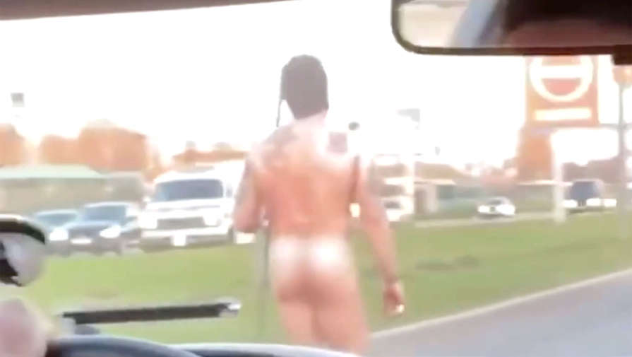 В Санкт-Петербурге татуированный голый мужчина шел по магистрали с багром