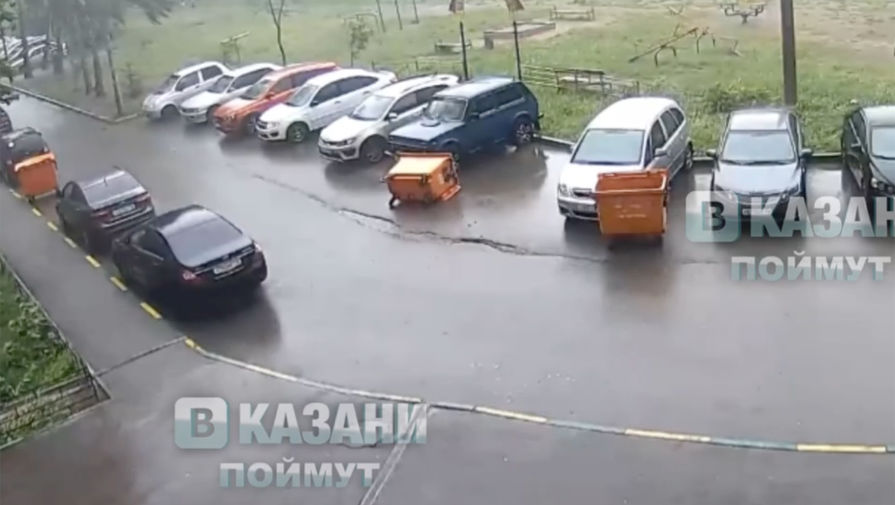 В Казани попала на видео атака мусорных баков на автомобили