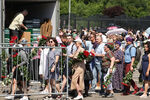 Люди, пришедшие на церемонию прощания с бывшим солистом группы «Ласковый май» Юрием Шатуновым у зала Троекуровского кладбища, 26 июня 2022 года