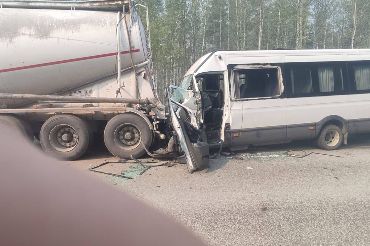 В массовом ДТП в Свердловской области погиб один и пострадали 9 человек -  Газета.Ru | Новости