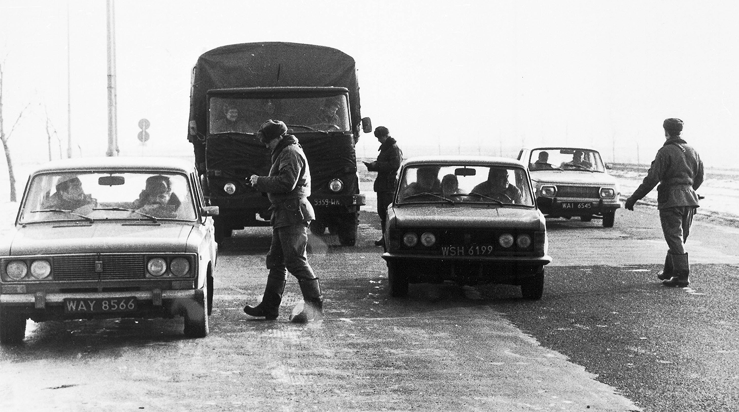 Солдаты и полиция на КПП на трассе Варшава – Гданьск, февраль 1982 года
