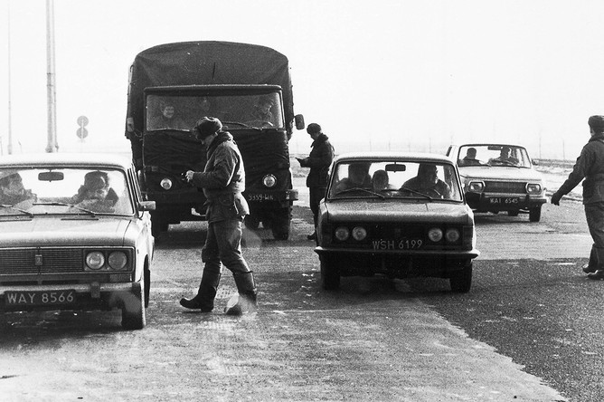 Солдаты и полиция на КПП на трассе Варшава – Гданьск, февраль 1982 года
