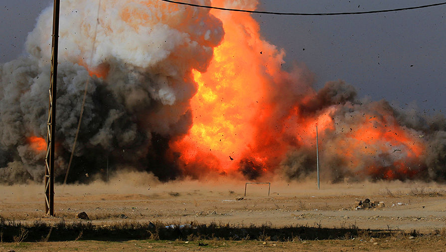 Контролируемый подрыв автомобиля боевиков силами иракских сил безопасности в восточном Мосуле, 13 января 2017 года