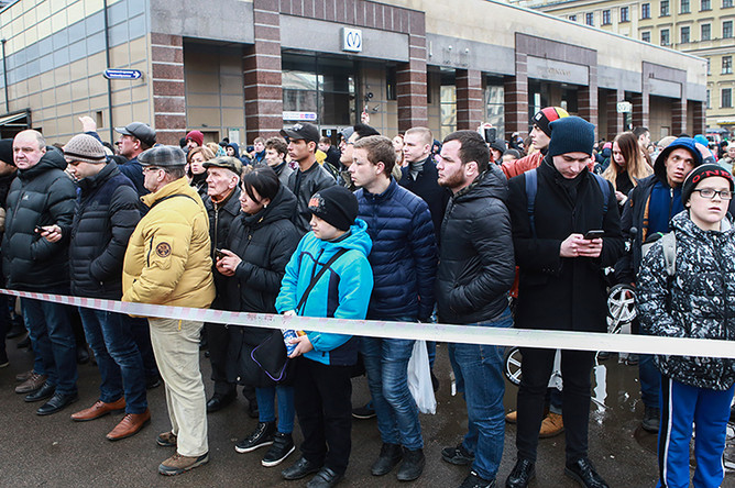 Ситуация около станции метро Санкт-Петербурга «Сенная площадь», где на перегоне к станции «Технологический институт» произошел взрыв в вагоне метро, 3 апреля 2017 года