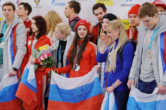 Спортсмены российской сборной на церемонии встречи российских спортсменов - участников Олимпиады 2018 в аэропорту «Шереметьево»