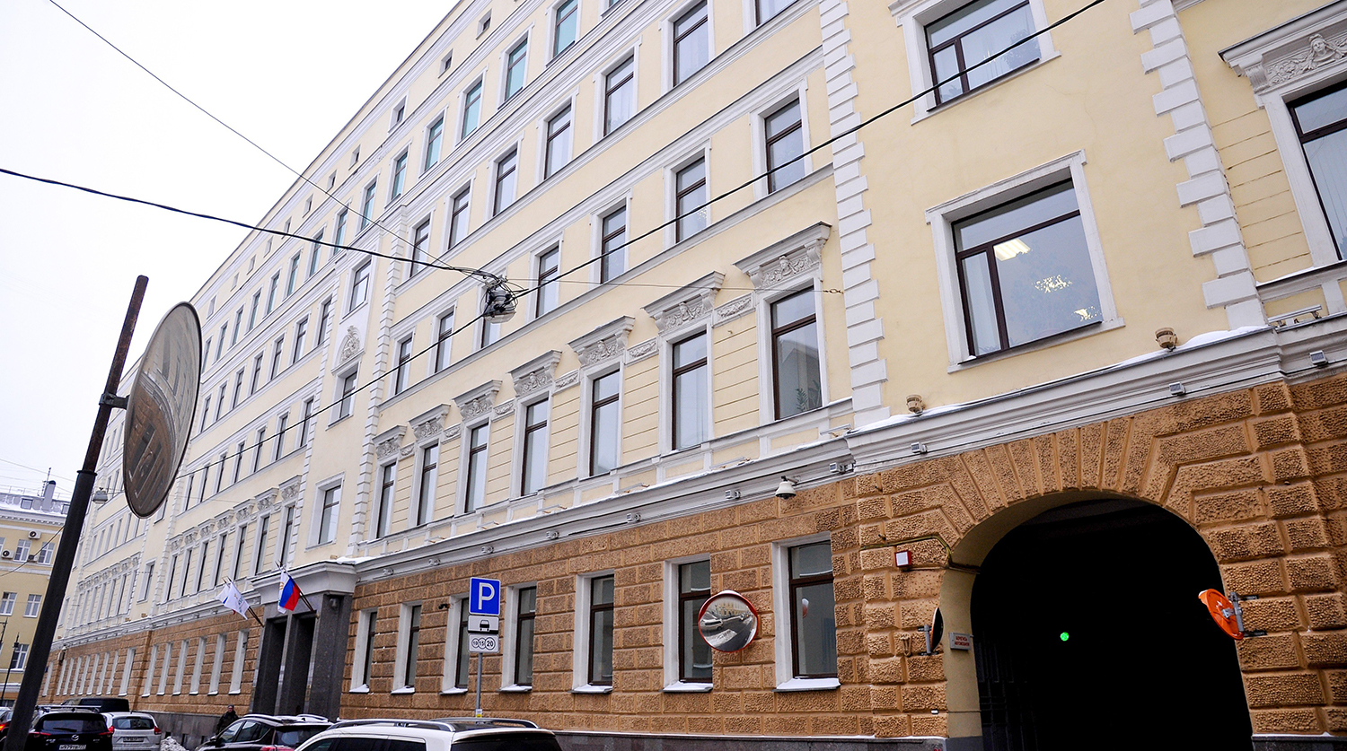 Фасад доходного дома купца Константинова в Армянском переулке в Москве после реставрации, 29 января 2019 года