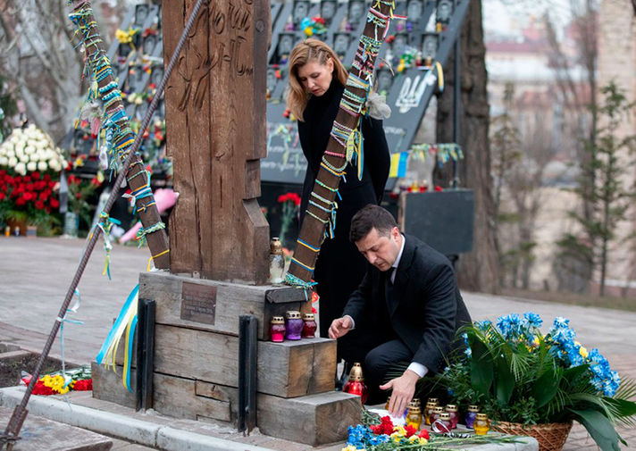 Президент Украины Владимир Зеленский и его супруга Елена во время возложения цветов в&nbsp;день 6-летней годовщины событий на&nbsp;Майдане, 20 февраля 2020 года