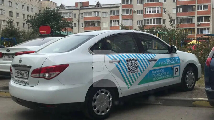 Автомобиль Рязанского парковочного пространства сфотографировали на газоне