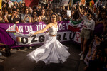 Участница акции протеста снимает хиджаб в знак солидарности с женщинами Ирана в Стамбуле, Турция, 2 октября 2022 года