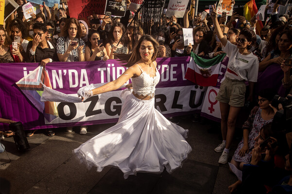 Участница акции протеста снимает хиджаб в&nbsp;знак солидарности с&nbsp;женщинами Ирана в&nbsp;Стамбуле, Турция, 2&nbsp;октября 2022&nbsp;года