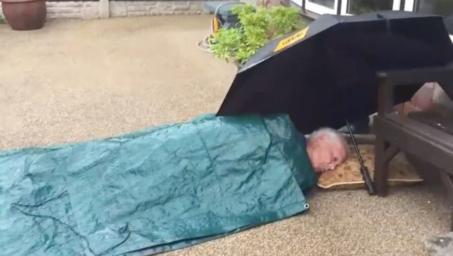 85-летний мужчина семь часов ждал скорую помощь, лежа под дождем